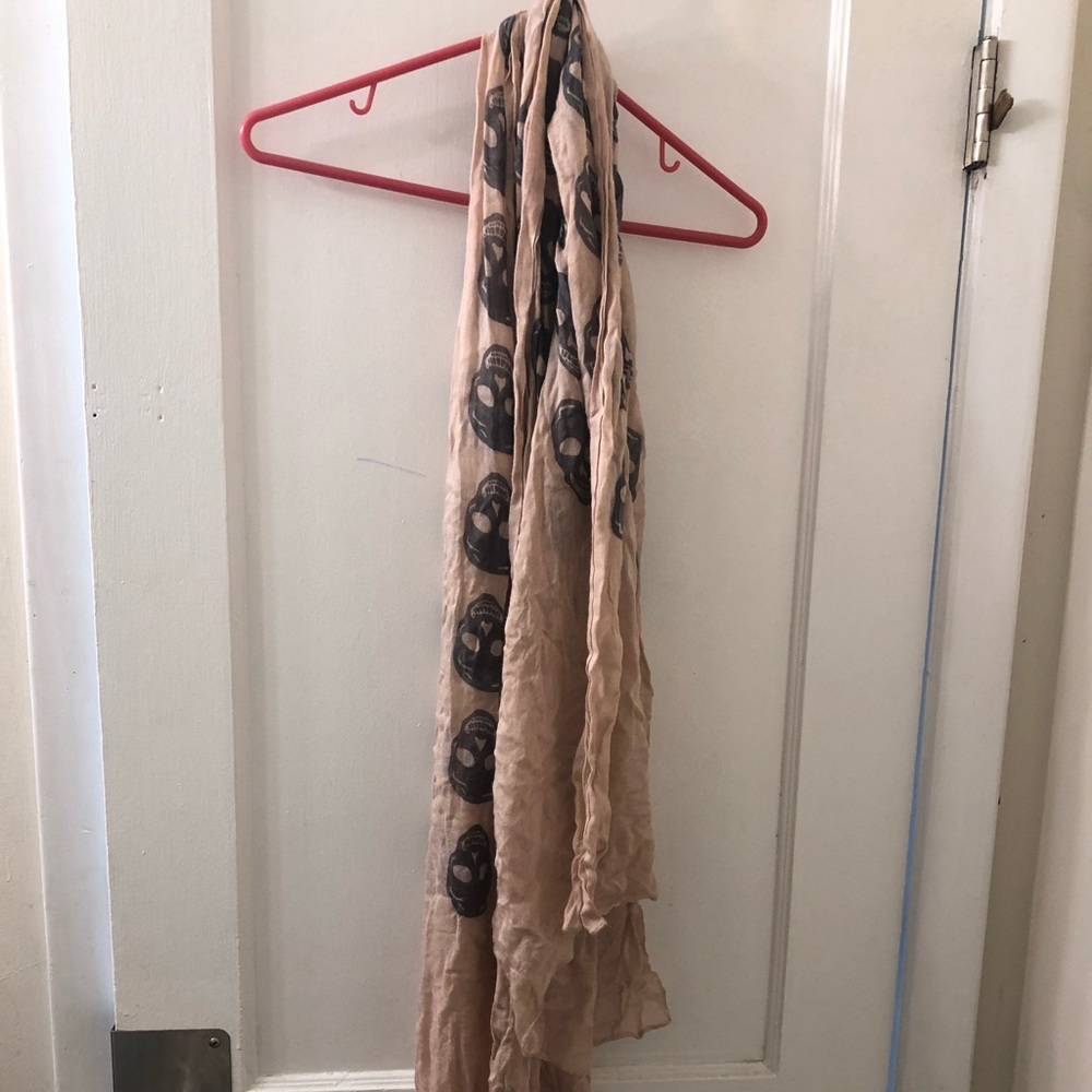 Light pink scarf with gray skulls